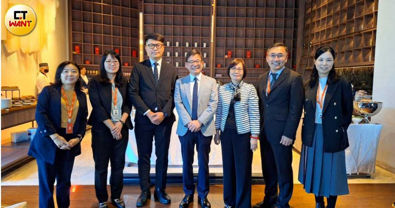 旅天下目前店共77家門市。圖為旅天下經營團隊（圖／林榮芳攝）