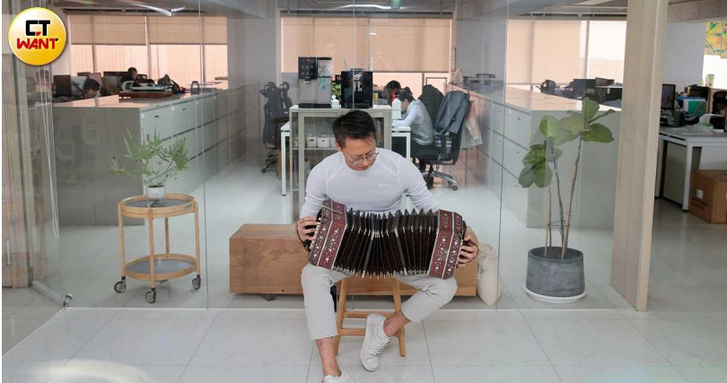 劉瑞麟擅長各式樂器，在他家及辦公室都能見到不同樂器擺放在各處，他隨手即可即興演奏一段。（圖／周志龍攝）