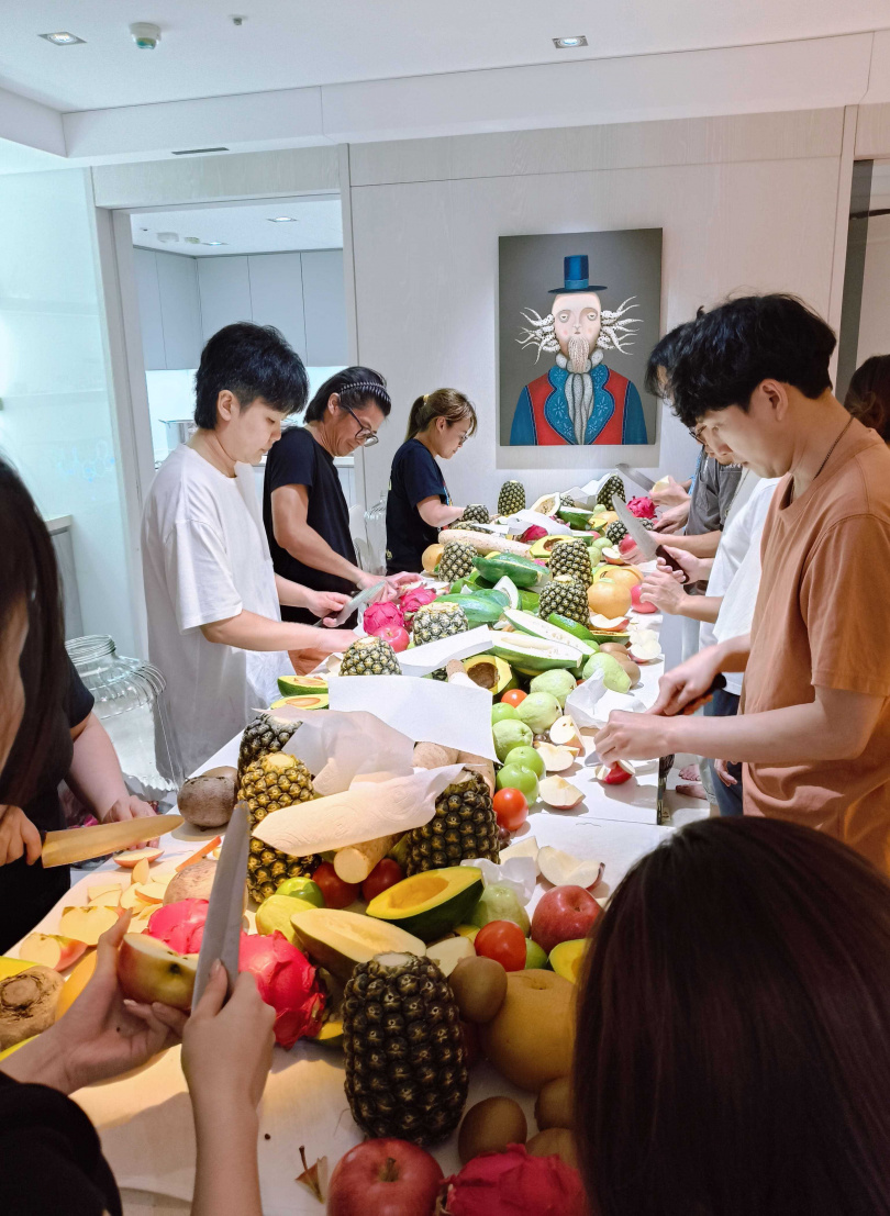 喜歡分享好東西、分享健康的劉瑞麟，每個月都會開課，教親友製作水果酵素。（圖／參與者提供）