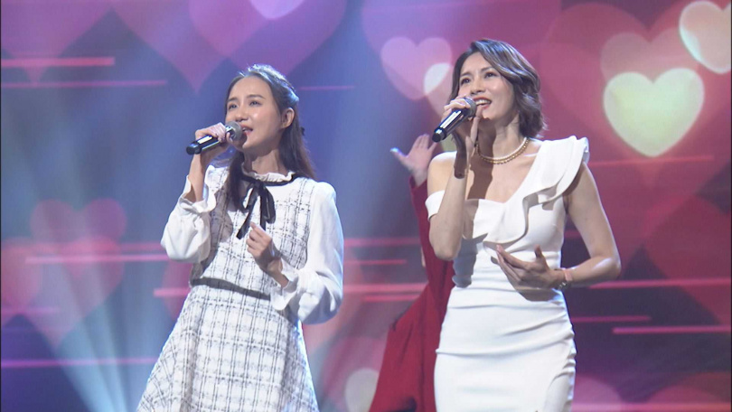 林佳儀、何妤玟，兩人合唱〈一個人的我依然會微笑〉。（圖／中視提供）