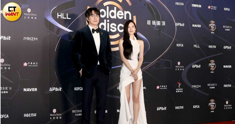 典禮主持人成始璄(左)、文佳煐。(圖/侯世駿攝)