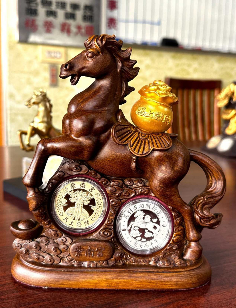 駿馬載著聚寶盆，有「馬上發財、財運奔騰」美意。（圖／楊登嵙提供）