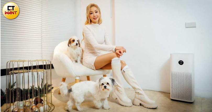 楊婷婭克服重重關卡將咪露（上）與麻糬（下）一起從加拿大帶回台灣定居。（圖／侯世駿攝）