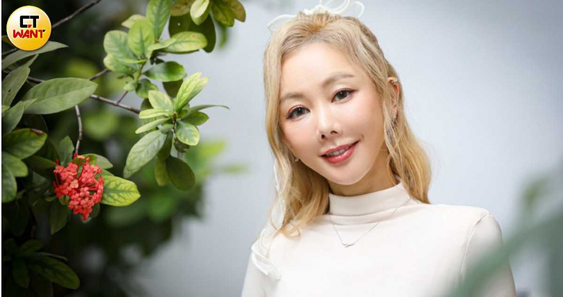 楊婷婭持續創作不停歇，預告年後將推出一首輕搖滾風格的新歌。（圖／侯世駿攝）