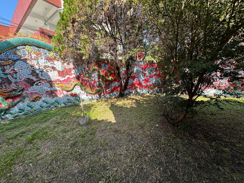 紫南宮福德正神背後有一塊空地,那就是蛇穴,帶動靈驗無比的財氣。 (圖/楊登嵙提供)