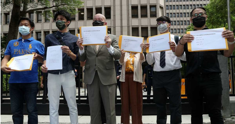 周世雄(左一)曾擔任罷免林昶佐「清林散昶」領銜人,對在地組織生態極其熟悉。(圖/報系資料照)