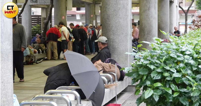 萬華區街友聚集，周世雄透露，自己曾親眼見到街友在家門口大小便。（圖／本刊攝影組）&nbsp;