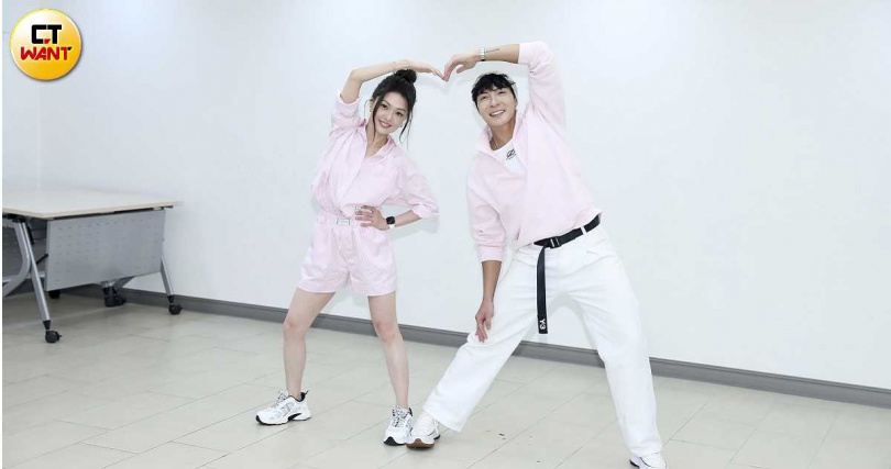 蜜雪(左起)、江曜綸,擔任紅心字會公益大使,一同前往信義老人中心陪伴長輩一同運動。(圖/侯世駿攝)