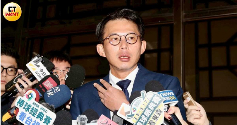 民眾黨主席黃國昌（圖）以涉嫌偽造文書案被告身分接受台北地檢署傳喚，他怒斥檢察體系「不正問訊」問題才是真正核心。（圖／方萬民攝）