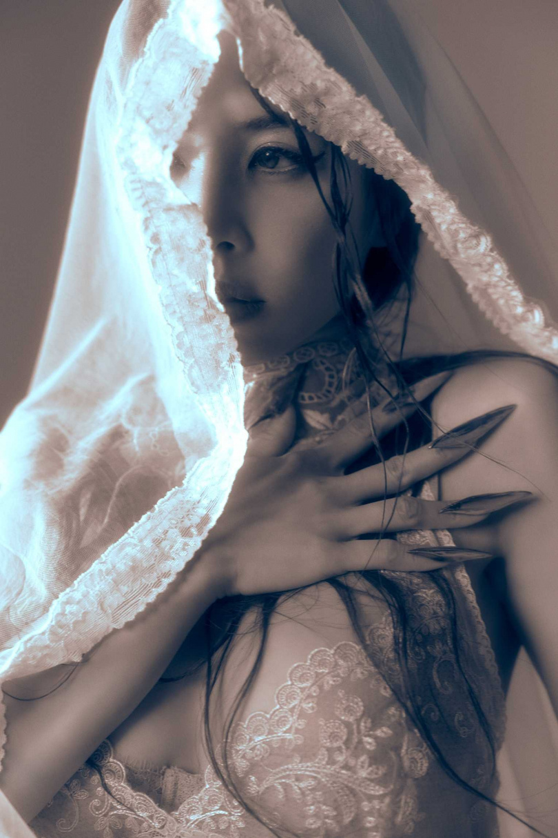 本次液態膠裝幀由葛萊美獎團隊SPECIAL OFFER, Inc. 統籌設計。（圖／凌時差 / 華納音樂提供）