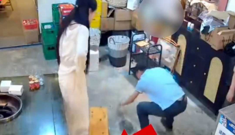 女老闆反手一巴掌，將騷擾男子眼鏡打落在地。