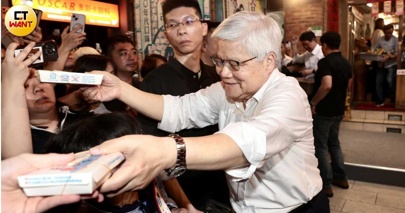 台積電董事長魏哲家捲起衣袖，將餐盒送給民眾。（圖／黃耀徵攝）