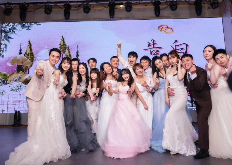 王宥忻與8對愛侶一起走紅毯。（圖／女神愛啪啪 IPAPA提供）