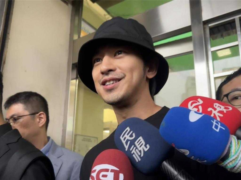 陳柏霖離開地檢署後面帶微笑,對檢方表達感謝,讓他能面對年少時做出的荒謬選擇。(圖/報系資料照)