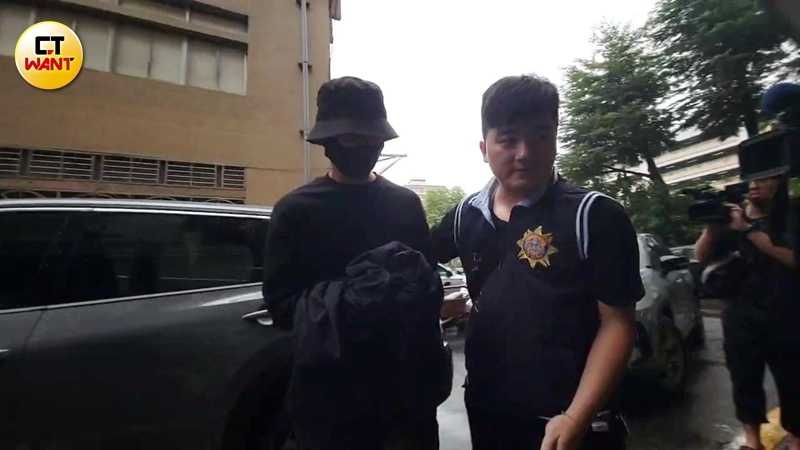去年10月21日,陳柏霖遭檢警搜索約談,涉嫌以10萬元代價偽造重度高血壓病歷逃避兵役。(圖/蘇聖倫攝)