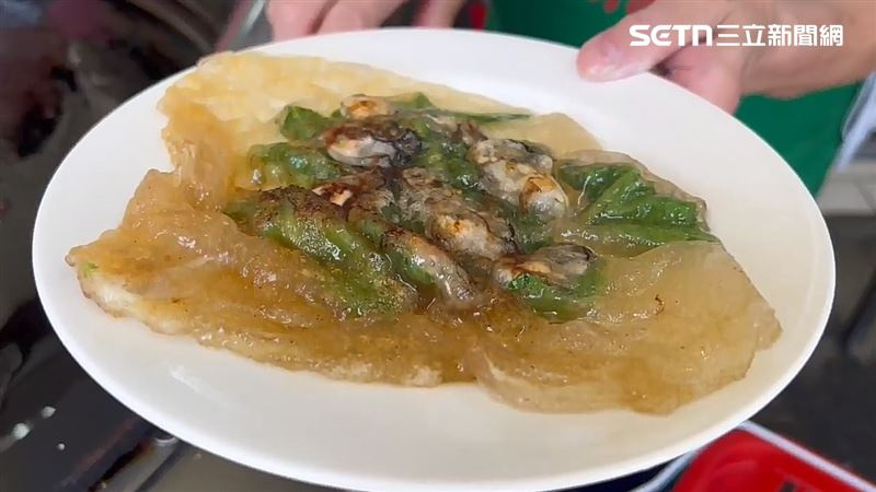 店家表示當天煎了很多份蚵仔煎,忙中出錯,才忘了在蝦仁煎中放蛋。(圖/翻攝畫面)