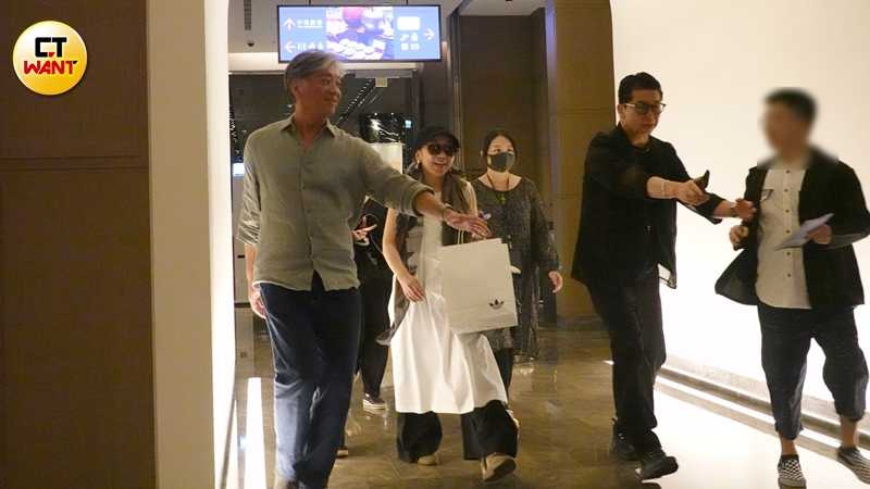 用餐近4小時後，MISIA一行人離開餐廳，遇上熱情粉絲上前求簽名。（圖／本刊攝影組）