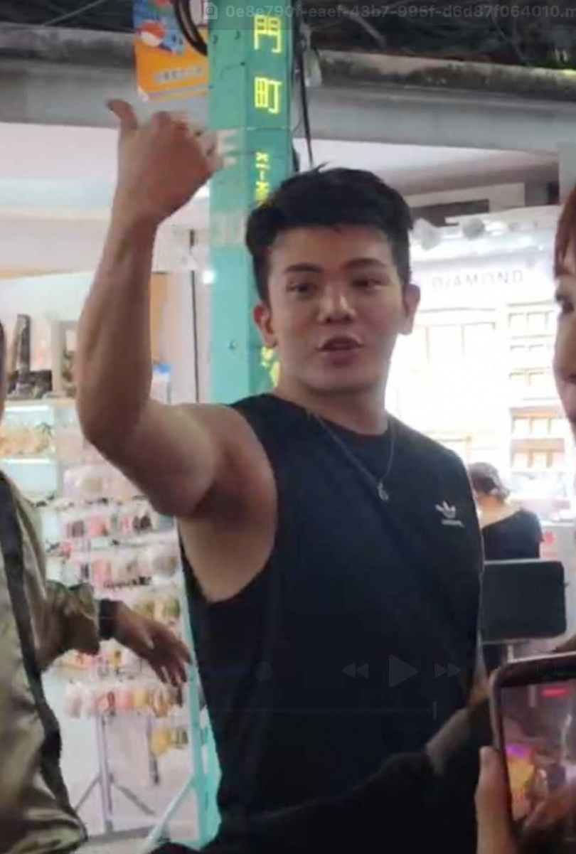 與粉絲合照後,孫生隨即連續比讚。(圖/讀者提供)