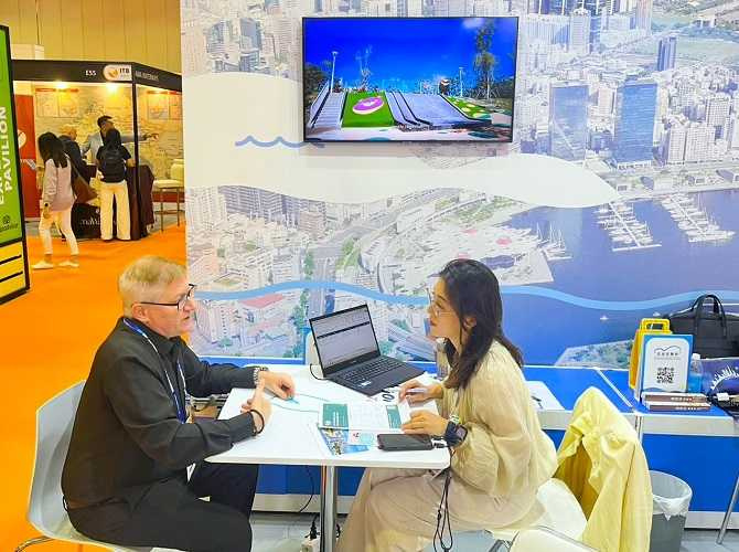 市府團隊參加「2026亞洲國際旅遊展(ITB Asia)」,與來自18國、逾44位國際買主交流,積極爭取國際會議、展覽及獎勵旅遊(MICE)活動落地高雄。(圖片提供/主辦單位)