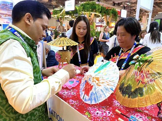 市府團隊參加「2026亞洲國際旅遊展(ITB Asia)」,經發局另邀請美濃「原鄉緣紙傘文化村」於展場演示紙傘彩繪工藝,向國際買家展現高雄豐富的文化底蘊與城市魅力。(圖片提供/主辦單位)