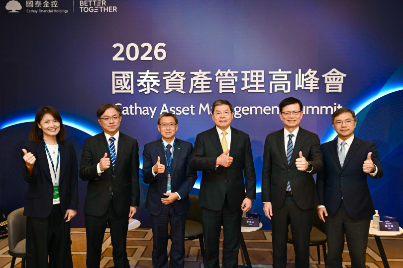 「2026國泰資產管理高峰會」今(30)日登場。國泰資產管理以國泰投信為核心,隨其資產管理規模持續擴大,持續深化投資研究、產品策略及全權委託等專業能力,以國際級標準,承接集團長期資金、整合專業投資資源,邁向區域資產管理平台。國泰金控總經理李長庚(右三)、國泰投信董事長李偉正(右二)、國泰人壽總經理林昭廷(左三)、國泰世華銀行發言人傅伯昇(左二)、國泰投信投資長鄭立誠(右一)、國泰金控副總施君蘭(左一)共同出席會後媒體聯訪。(圖/國泰金控提供)