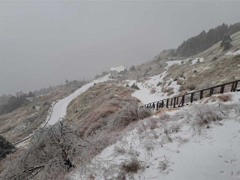 強烈冷氣團發威，合歡群峰成銀白雪國。