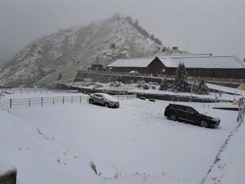 強烈冷氣團發威，合歡群峰成銀白雪國。