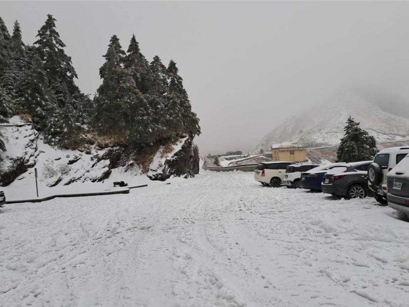 強烈冷氣團發威，合歡群峰成銀白雪國。