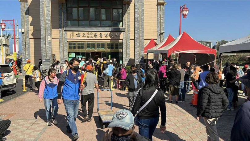 今天是報名的首日，排隊人潮超過1公里，上午4小時內便受理了超過2萬人，預計今天傍晚結束時，單日報名人數將突破5萬人。隨著周末的臨近，報名人潮將進一步增加，拱天宮建議信眾避開高峰時段，選擇平日來報名，以縮短等待時間，順利完成報名。（圖／讀者提供）