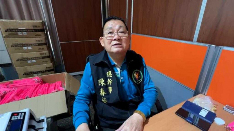 白沙屯拱天宮總幹事陳春發表示，報名工作順利進行，儘管今天報名人潮較為集中，但現場秩序良好，廟方已安排4位工作人員以加快處理速度。他也提醒，報名可能需要等候約4小時，但信眾不必擔心進香服的問題，廟方已備妥23萬件進香服。（圖／讀者提供）