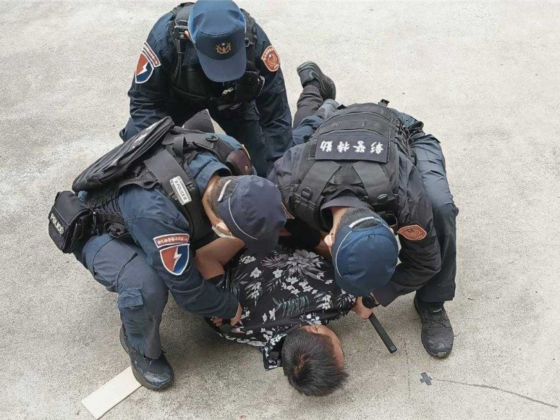 彰化縣警局高武力值「機動應變隊」今（2）日預演搶轎排除勤務，展現高度戰鬥力。（圖／中國時報葉靜美攝）