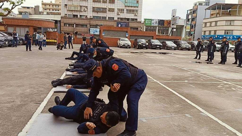 彰化縣警局高武力值「機動應變隊」今（2）日預演搶轎排除勤務，展現高度戰鬥力。（圖／中國時報葉靜美攝）