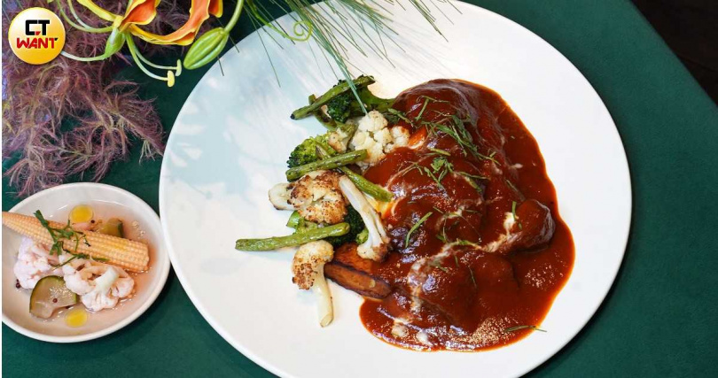 「燉煙燻豬頰肉、炭烤蔬菜」（580元）搭配主廚特製烤肉醬與綿密馬鈴薯泥與香氣四溢的炭烤時蔬，若加價280元可組成套餐。（圖／魏妤靜攝）