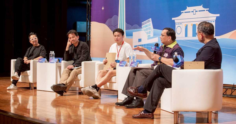 彰化縣政府新聞處長李俊德(右二)與永真急制負責人聶永真(中) 、太研設計總監吳書原(左二) 、柏成設計創辦人邱柏文(左一),展開『設計力 x 都市景觀』跨界對談,聚焦文化如何融入地方場域、打造有感城市風貌。(圖/彰化縣政府提供)