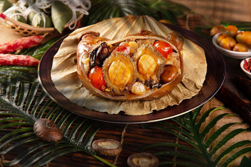 重達900克的「鮑魚八寶福袋粽」源自雲南彝族「端午吃豬肚」的習俗，並結合主廚高鋼輝家鄉廣東肇慶的「裹蒸粽」工法。（2,299元，圖／台北萬豪酒店提供）