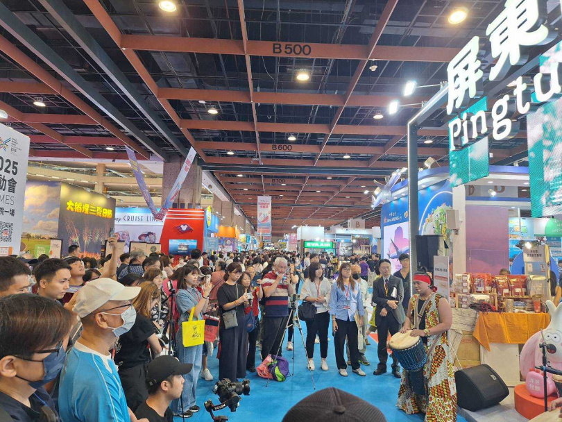 除了撿便宜，旅展也有許多表演、遊戲及試吃活動。（圖／林榮芳攝）