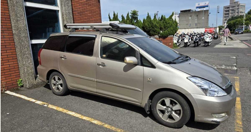 26歲陳男駕駛死者叔叔的汽車逃逸，遭警方逮捕依竊盜送辦。（圖/翻攝畫面）