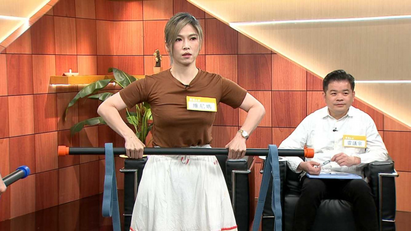 張維尼現場學習拉伸知識。（圖／年代提供）