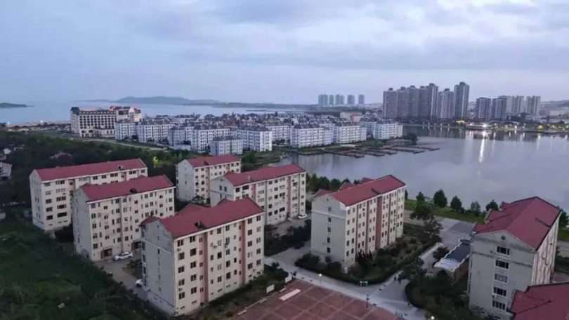 廣東陽江他住進一晚27元的海景房，證明低預算也能享有視野與自由。（圖／小紅書@躺平規劃師）