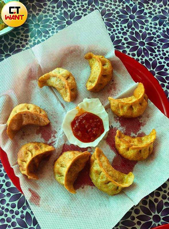 炸Momos皮薄酥脆，蘸辣醬享用更是開胃。（圖／魏妤靜攝）