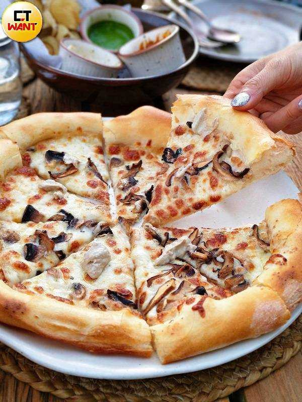 Tsas by Dolkhar餐廳的綜合菌菇披薩放入蘑菇、香菇與黑木耳，並淋上松露油增添香氣。（圖／魏妤靜攝）