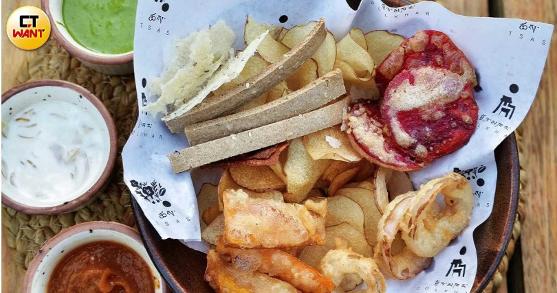 列城蔬食餐廳「Tsas by Dolkhar」的綜合炸物拼盤包含薯條、甜菜根片與洋蔥圈等，還有3種風味各異的沾醬。（圖／魏妤靜攝）