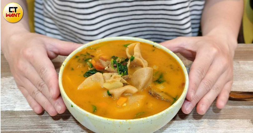 在列城餐廳Ladakh Himalayan kitchen點「Chutagi」，湯中帶有香料的濃郁香氣，熱燙微辣。（圖／魏妤靜攝）