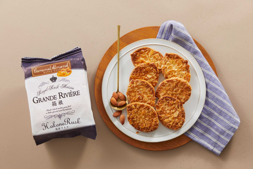 箱根法式麵包脆餅是以獨家調配的小麥粉製成蓬鬆麵包，再經「二次烘烤」工法將其轉為層次豐富的麵包脆餅，圖為「焦糖杏仁」口味。（圖／箱根法式麵包脆餅提供）