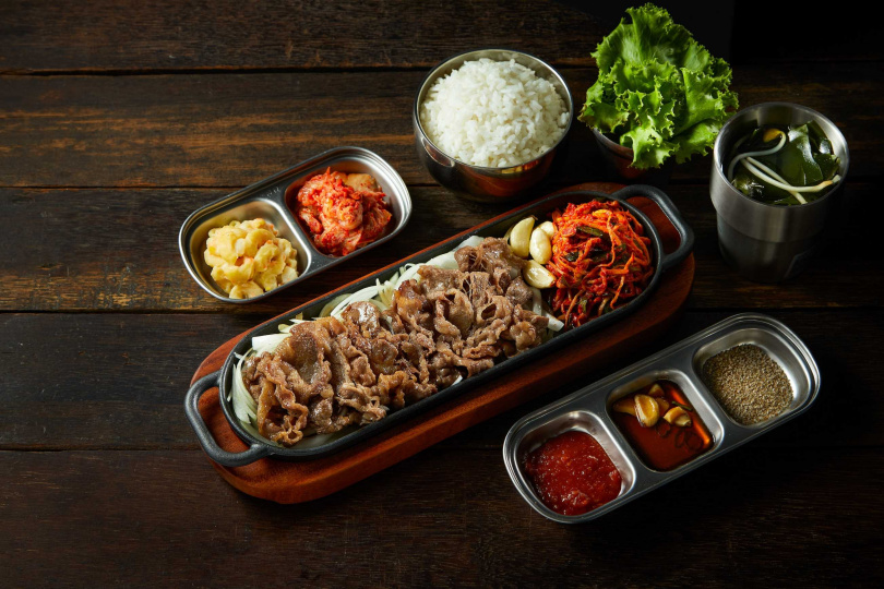 「八色烤肉mini」7/25～7/27推出每日前30組可享「醬淋烤牛肉」免費加量50%。（圖／八色烤肉mini提供）