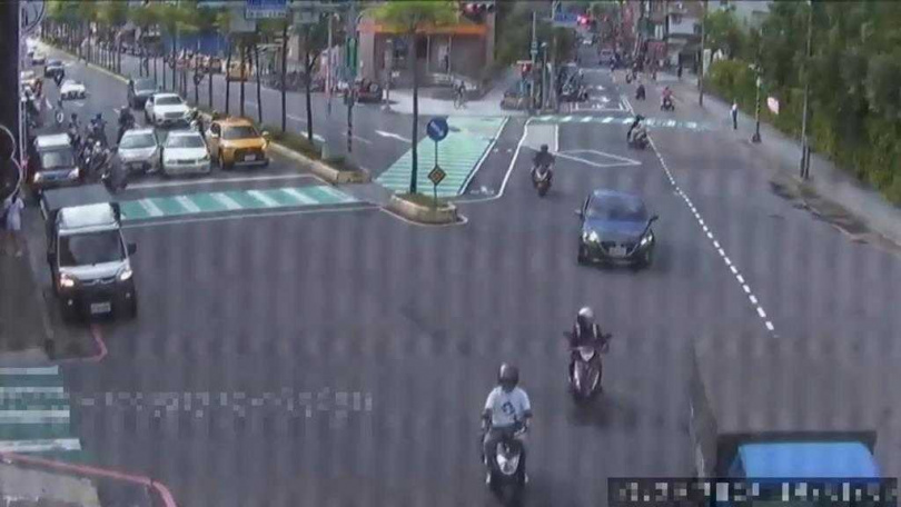 白色賓士拒檢逃逸，員警騎車在後方追逐。（圖／三重警分局提供）