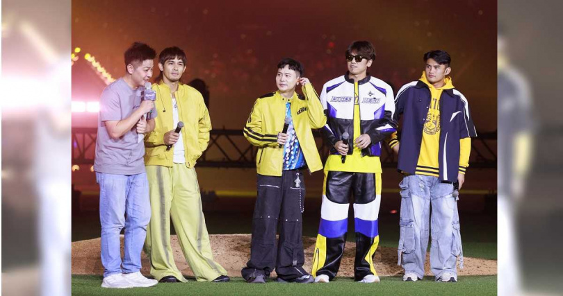 蕭秉治為中信兄弟創作年度歌曲，並與球員王威晨、張志豪、岳東華合唱。（圖／相信音樂提供）