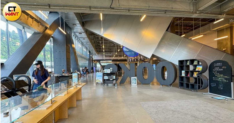 青鳥書店從2016年創辦至今先後開了10間分店，目前已有5間關閉，北藝青鳥也宣布結束營業，正倒數計時中。（圖／黃耀徵攝）