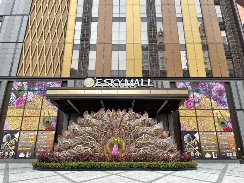 毛榮海的翰億美術除了承包海內外多個遊樂園工程，高雄義享天地正門前的裝置藝術「光之雀躍」也是翰億的作品。（圖／翻攝自翰億美術官網）