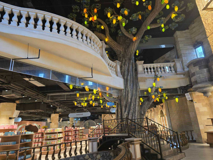 城堡裡彷彿奇幻世界，有2層樓高的可可樹，還有護城河從下方流過。（圖／毛榮海提供）